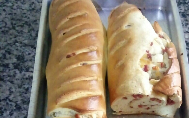 Pão caseiro recheado com calabresa