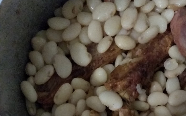 Costelinha com fava fresca