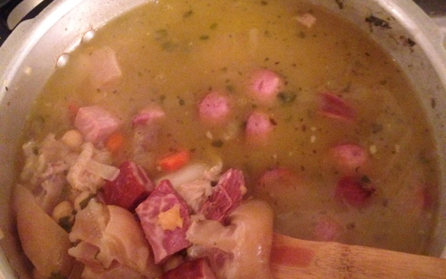 Bucho com feijão branco e mocotó