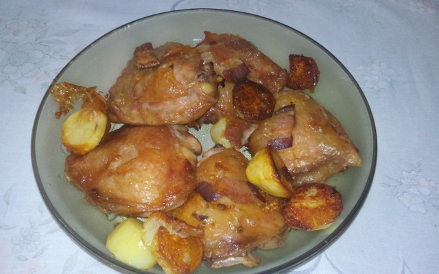 Sobrecoxa assada com bacon