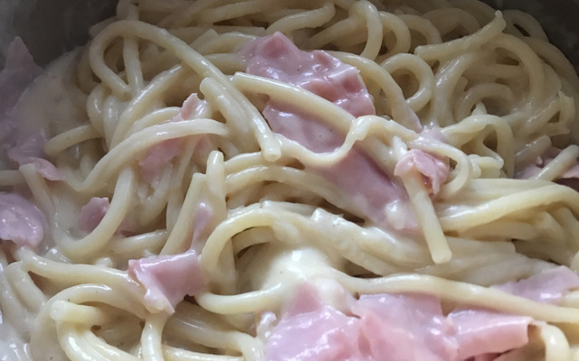 Macarrão ao molho branco com presunto