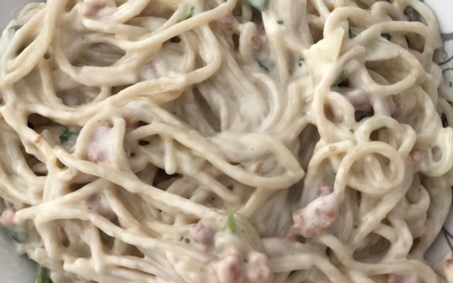 Macarronada ao molho branco com bacon e calabresa