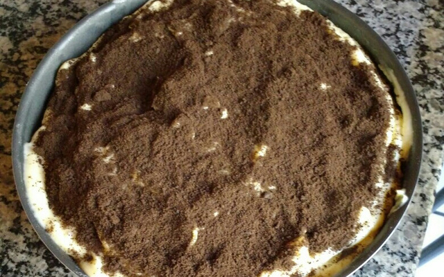 Bolo de Oreo com cobertura de leite em pó