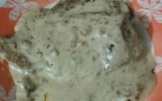 Bife com creme de cebola