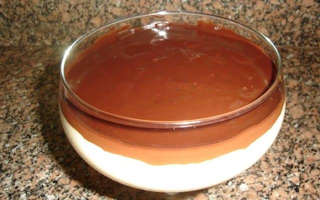 Doce gelado de coco com chocolate