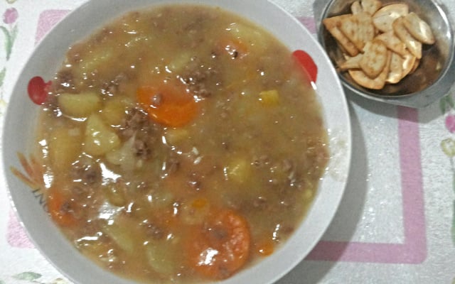 Sopa de legumes com carne moída