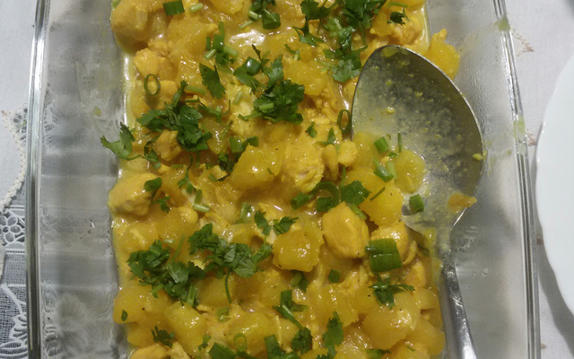Peito de frango com mandioca e leite de coco