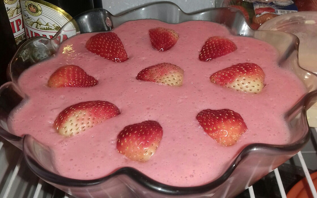 Mousse de morango fácil e delicioso
