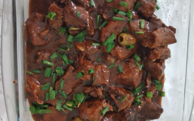 Carne na cerveja preta