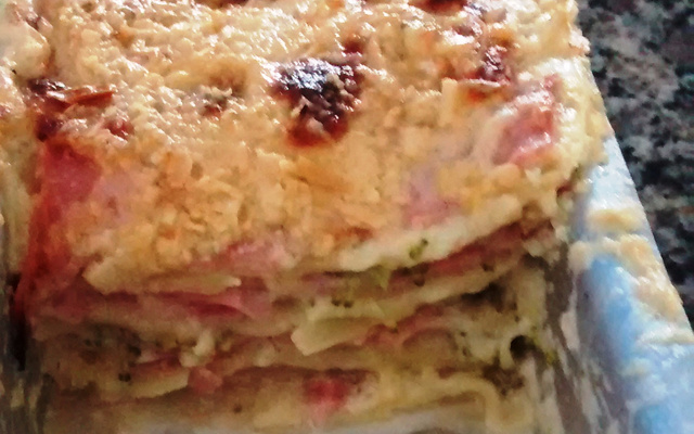 Lasanha de brócolis e presunto