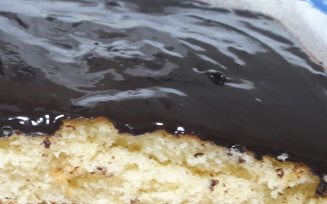 Bolo branco com calda de chocolate sem ovo