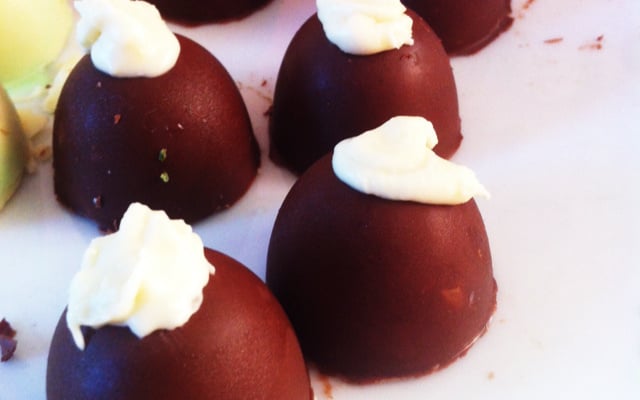 Trufa de chocolate com recheio de doce de coco