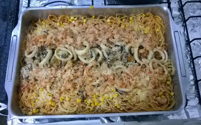 Espaguete com frutos do mar gratinado