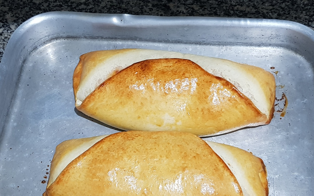 Pizza enrolada com recheio misto