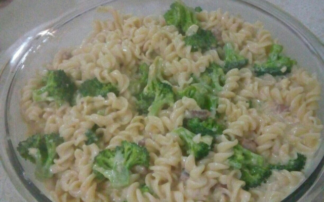 Macarrão com brócolis e creme branco