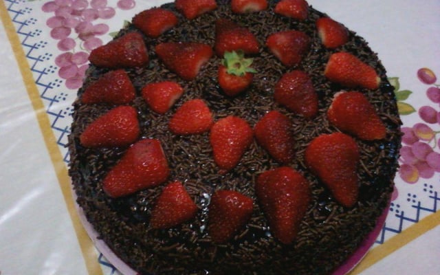 Bolo de chocolate com morango