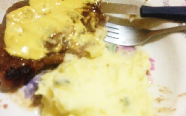 Filé mignon ao molho de mostarda com risoto de alho-poró