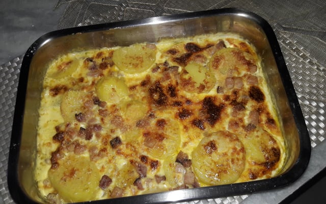 Batatas gratinadas ao molho de nata e bacon