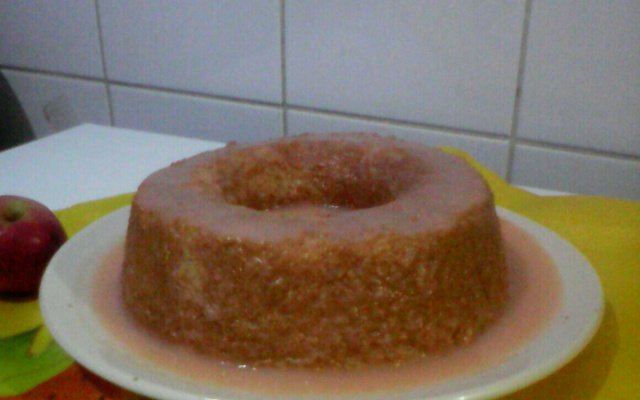 Bolo gelado sem glúten com calda de frutas