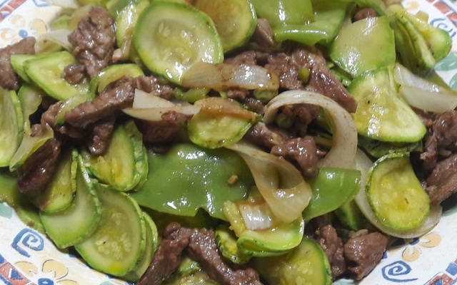 Iscas de filé mignon com legumes salteados