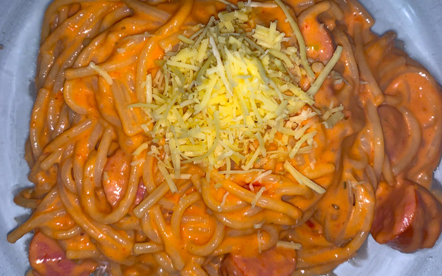 Macarrão com salsicha e creme de leite