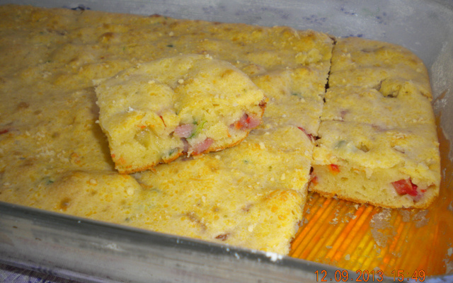 Muffins de lingüiça, queijo e azeitonas pretas