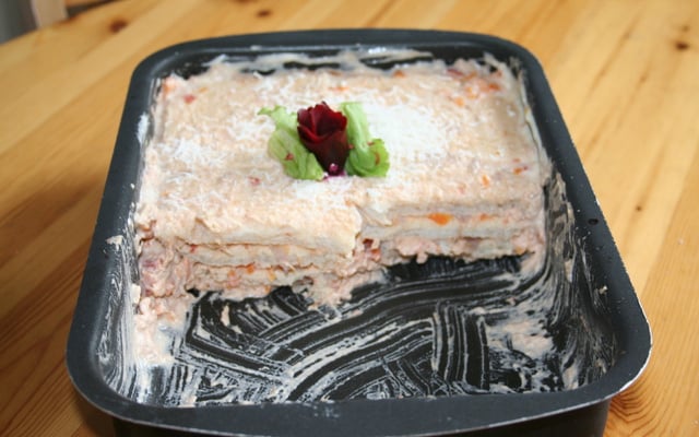 Torta de pão de forma cremosa com atum