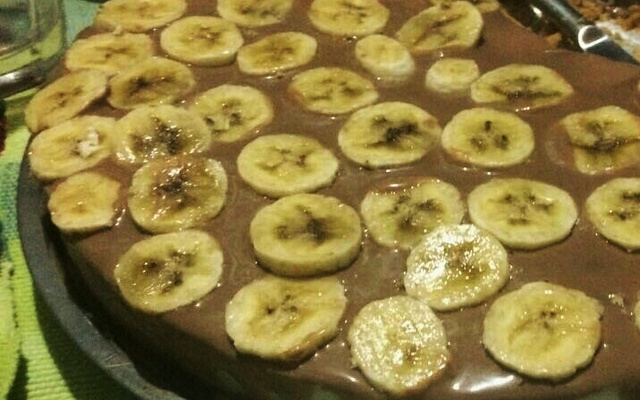 Cheesecake de banana com calda de chocolate