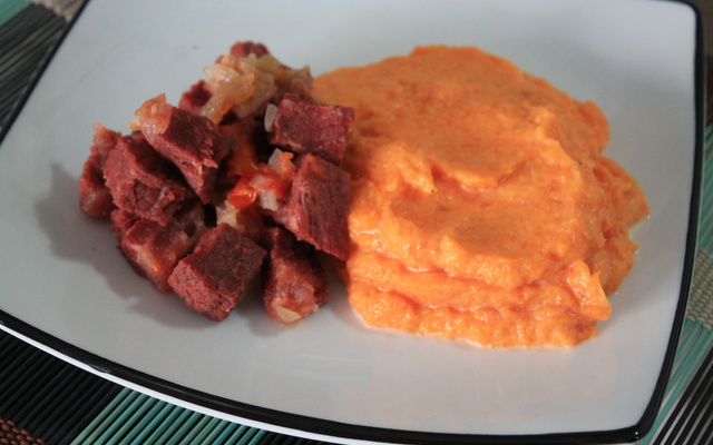 Carne de sol com purê de abóbora