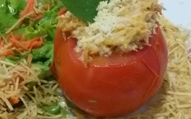 Tomate recheado com frango