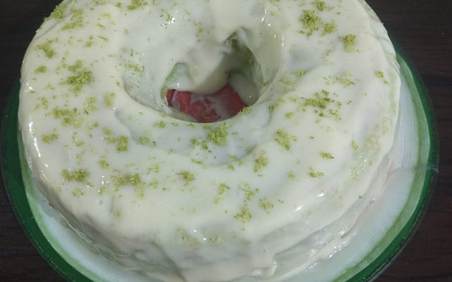 Bolo de limão feito com gelatina
