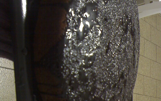 Bolo de café com cobertura de chocolate