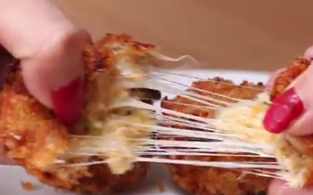 Bolinho de frango com queijo