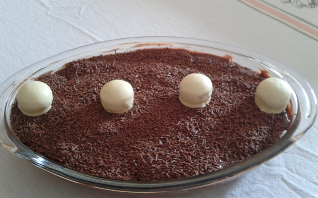 Pavê de creme de avelã e bombom