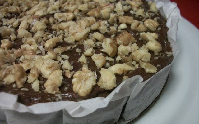 Bolo brownie com nozes