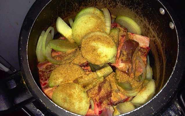 Costela de boi na panela de pressão cozida na cebola