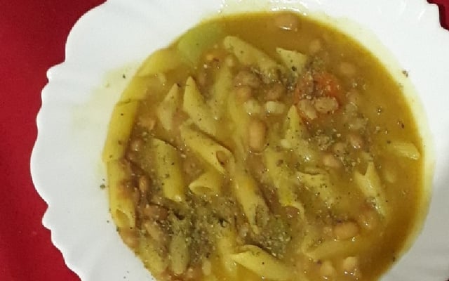 Sopa de feijão com macarrão