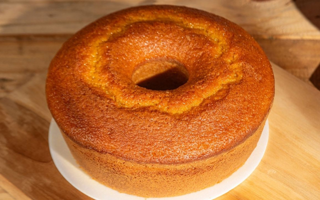 Bolo de cenoura zero lactose e zero glúten fofinho em prato