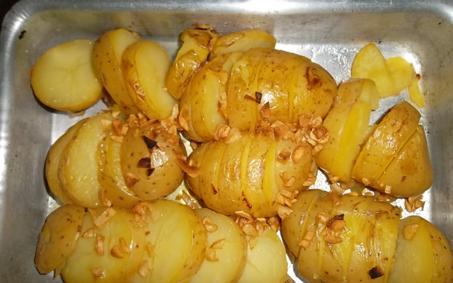 Batata assada com alho e azeite