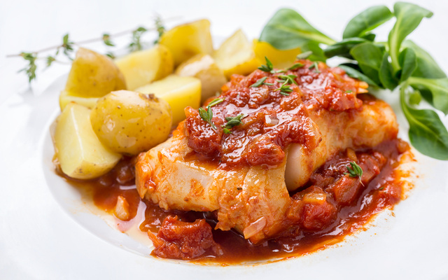 Filé de tilápia ao molho de tomate ao forno