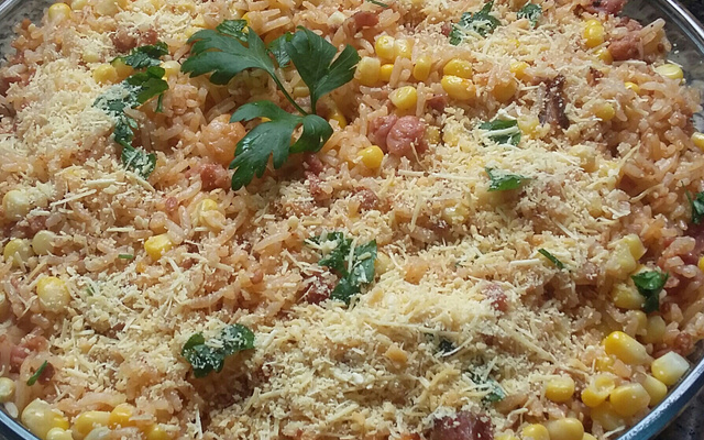 Arroz de panela de pressão com calabresa