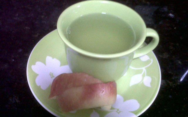 Chá de cascas de abacaxi e maçã