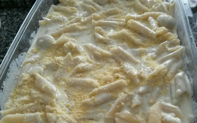 Macarrão ao molho de queijos e champignon