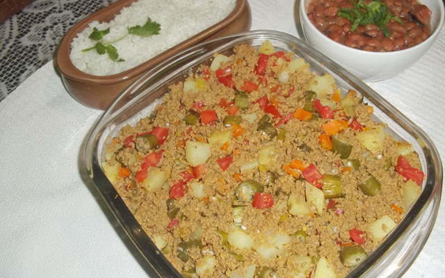 Carne moída com quiabo e legumes