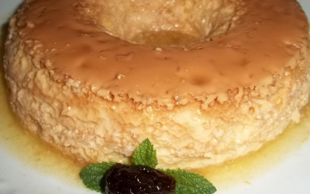 Pudim de leite com coco