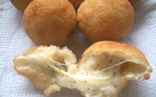 Bolinho de pizza 4 queijos do Marcelo