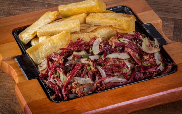 Carne seca acebolada