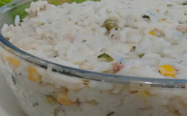 Risoto colorido de linguiça