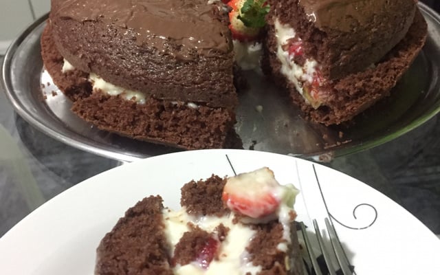 Bolo de chocolate com recheio de morango e creme de avelã com chocolate