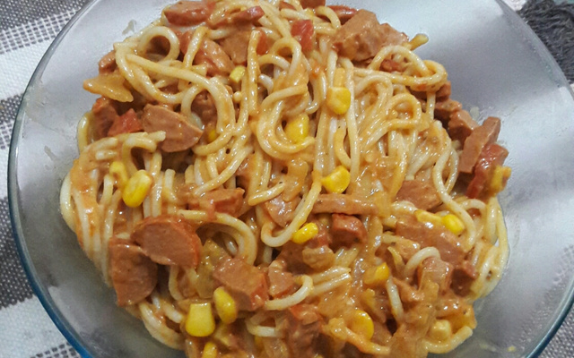 Macarrão com salsicha delícia